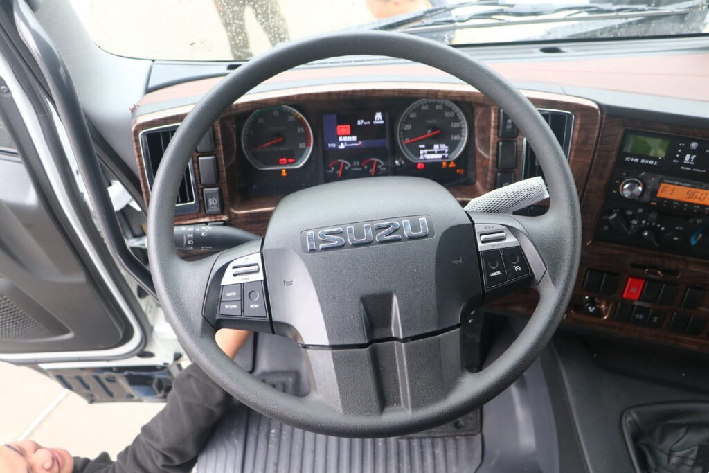 ISUZU-GIGA-6X4-520HP-Tractor-Truck-Dashboard